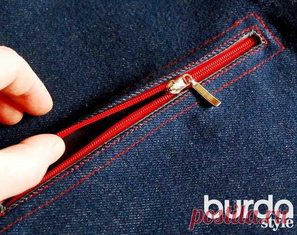 Прорезной карман с молнией для спортивной одежды

Понадобится:
- 1 металлическая застежка-молния длиной 16 см
- лоскут подкладочной ткани для мешковин кармана

Раскроите 2 мешковины карманов шириной по 19 см и длиной по 8 см, включая припуски. Выполнить разметку линии прореза: верхнюю линию кармана и нижнюю линию кармана.

Одну мешковину кармана приметать поверх размеченных линий кармана лицевой стороной к лицевой стороне так, чтобы мешковина кармана выступала за верхнюю л...