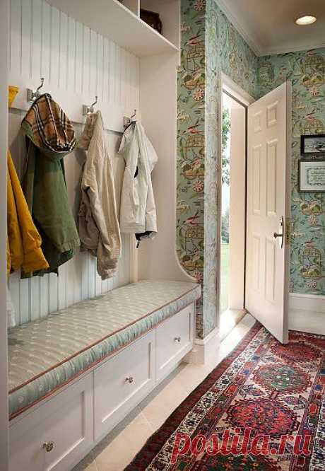 Как разместить вещи в прихожей 
Без вешалки в прихожей, пожалуй, практически невозможно обойтись. Она просто необходима для хранения сумок, зонтов, головных уборов и верхней одежды. Иначе в прихожей может воцариться сплошной хаос. А вот какой может быть эта вешалка, мы сейчас с вами и рассмотрим.