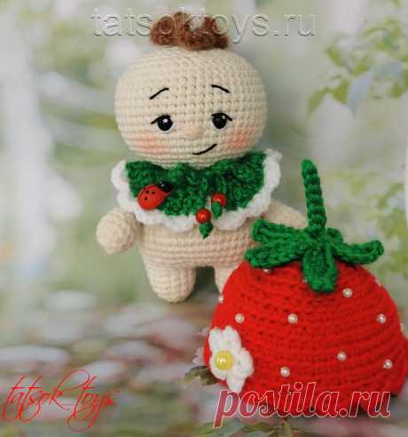 PDF Малышка Клубничка крючком. FREE crochet pattern; Аmigurumi doll patterns. Амигуруми схемы и описания на русском. Вязаные игрушки и поделки своими руками #amimore - маленькая кукла в наряде клубнички, пупс в костюме клубники, куколка, пупсик, мальчик.