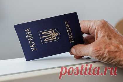 Пенсионерку с украинским паспортом отказались пускать в Россию из Абхазии. 76-летнюю пенсионерку с видом на жительство в России отказались пускать в страну из Абхазии из-за украинского паспорта. Уточняется, что пожилая женщина по имени Людмила Иванова отправилась на лечение в Гагру. На пути домой она столкнулась с проблемой в пункте пропуска в поселке Веселое: ее сняли с поезда.