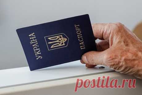 Пенсионерку с украинским паспортом отказались пускать в Россию из Абхазии. 76-летнюю пенсионерку с видом на жительство в России отказались пускать в страну из Абхазии из-за украинского паспорта. Уточняется, что пожилая женщина по имени Людмила Иванова отправилась на лечение в Гагру. На пути домой она столкнулась с проблемой в пункте пропуска в поселке Веселое: ее сняли с поезда.