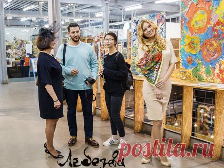 Флакон - это активное, уютное место, расчитанное на молодых, креативных людей. Я очень хотела показать свою живопись активным и талантливым молодым людям и получить от них отзыв о своём творчестве. Для этого и нужно устраивать выставки, чтобы получать обратную связь и чтобы люди увидели картины, над которыми я работала много лет.