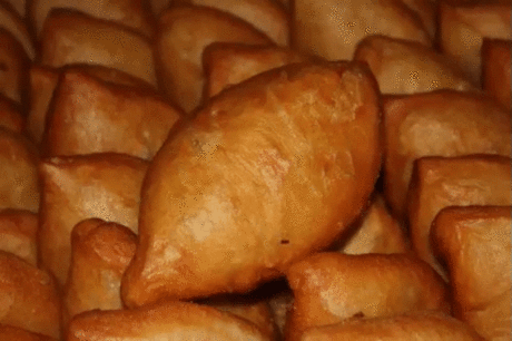 Вкусные пирожки и начинка на выбор!
Понадобятся продукты:
Тесто:
1. Мука — 900 гр
2. Кефир — 500 мл
3. Сахар — 2 ст. ложки
4. Соль — 1 ч. ложка
5. Яйцо куриное — 2 шт
6. Маргарин растопленный — 100 гр
7. Сухие дрожжи — 9 гр
8. Масло для жарки
Начинка:
1 Вариант: Картофельное пюре + жареный лук + соль, перец
2 Вариант: Жареная капуста + лук, укроп + 2 ст.ложки томатного сока + соль, перец.
Как приготовить вкусные пирожки:
Кефир нагреваем до 36 градусов, добавляем растопленный маргарин, яйца