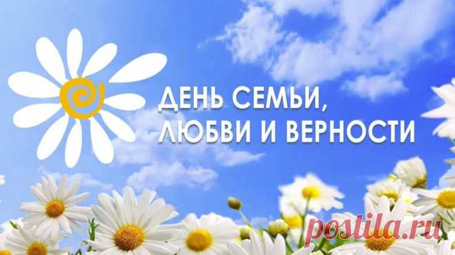 Святые лики пристально взирают
Из образов сочувственно на нас.
Они ведь, между прочим, точно знают,
Что мы забыли истину сейчас.