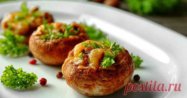 Запечені шампіньйони в духовці. Ароматна закуска на святковий стіл. Для приготування запечених в духовці шампіньйонів потрібно мало часу, а готувати просто. Ароматна закуска на святковий стіл. Інгредієнти: Шампіньйони середні чи великі 1 кг Вершкове масло 70 г...