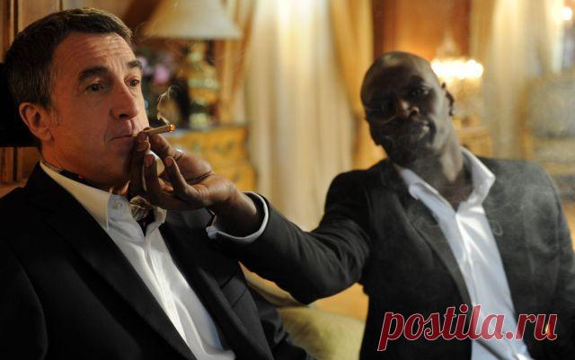 Жизнь парализованного богача – аристократа кардинально меняется после того, как его сиделкой становится молодой активный чернокожий паренёк, бывший заключённый с отменным чувством юмора.

Фильм основан на реальных событиях.