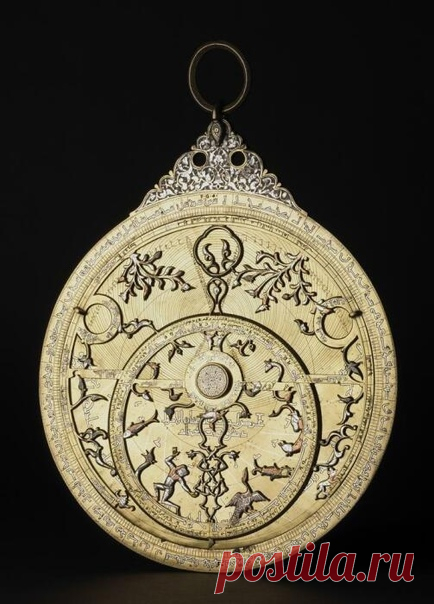 Гипатия Александрийская была одной из самых блестящих женщин-философов древнего мира. Она была особенно одарена в математике и преподавала ряду выдающихся сановников со всей Римской империи. Но Ипатия жила в то время, когда Церковь набирала силу, и вскоре она стала мишенью христианских фанатиков. Важная и видная фигура в своей общине, она вскоре оказалась вовлечена в тёмный конфликт между амбициозным христианским епископом и местными светскими властями. Результатом всего э...