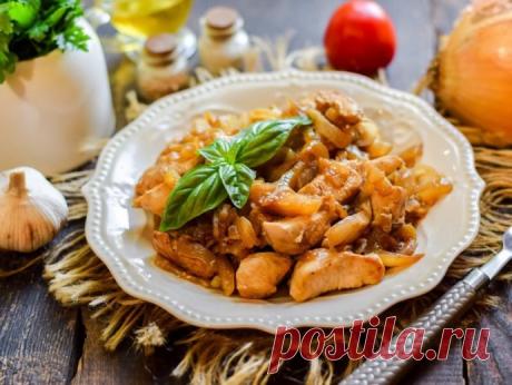 ​Курица с луком на сковороде