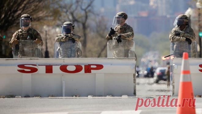 Трамп попросил прислать в Вашингтон 500 нацгвардейцев после стрельбы у Белого дома. Президент США Дональд Трамп попросил направить еще 500 служащих Нацгвардии в Вашингтон после инцидента со стрельбой поблизости Белого дома, заявил глава Пентагона Пит Хегсет. Его цитирует CNN. Глава оборонного ведомства сообщил, что ...