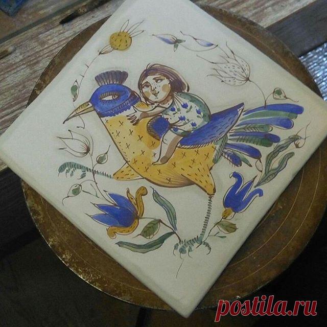 Прекрасный день в прекрасном месте,с прекрасными людьми( скромничают за кадром) Расписала майоликовую плиточку,уедет она к друзьям в австрию... #майолика#плитка #керамика #прекрасныйдень#лето#подмосковье #majolica #ceramictile #summerday#colorful