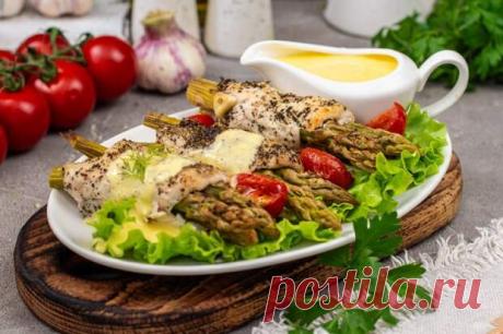 Лучшие горячие блюда для новогоднего стола! 8 мясных и рыбных блюд для родных и гостей - Будет вкусно - Медиаплатформа МирТесен До главной праздничной ночи осталось совсем немного времени. И если вы до сих пор не утвердили меню, предлагаем вам выбрать из этой подборки основное горячее блюдо. А может приготовить сразу два? Глаза ведь действительно разбегаются, и хочется всё и сразу. 1. Куриная грудка со спаржей и голландским - 31 декабря - 43404083331 - Медиаплатформа МирТесен