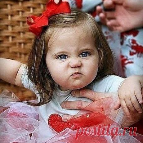 Алло, бабуля, твоя дочь,
Орет тут на меня...
Ты мне обязана помочь,
Ведь мы с тобой родня...
А зять твой вовсе обнаглел,
Пугал меня углом,
Пришел терпению предел,
На зло отвечу злом...
Грозили дружно мне ремнем,
Представь какой сюрприз,
Давай мы тоже их ругнем,
Приедь - ка, разберись!!!