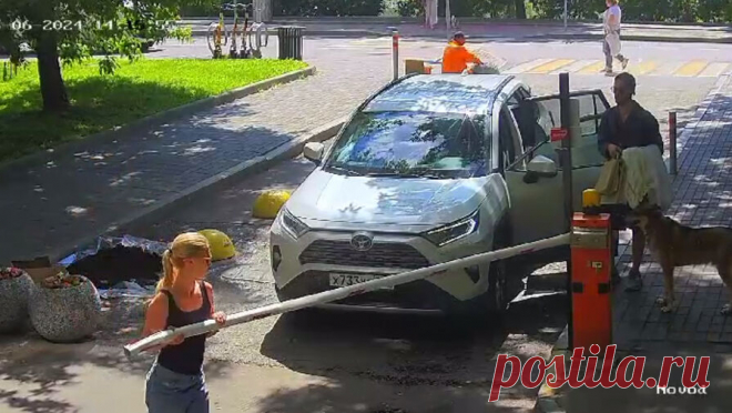 В центре Москвы девушка сломала шлагбаум, чтобы ее возлюбленный смог проехать во двор. Москвичка сломала шлагбаум в столичном районе Хамовники и попала на видео. Запись с камеры видеонаблюдения опубликовал Telegram-канал "Осторожно, Москва". Все произошло 15 июня у дома по Новодевичьему проезду. Судя по всему, ...