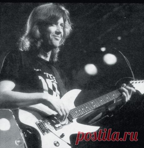 Друзья, эту песню я впервые сыграл на гитаре, еще в далекой молодости
«Воскресе́ние» — советская и российская рок-группа. Существует с 1979 года с перерывом в 1982—1994 годах. Лидер — Алексей Романов (1979—1982, 1994 — настоящее время), Константин Никольский (1980—1981…