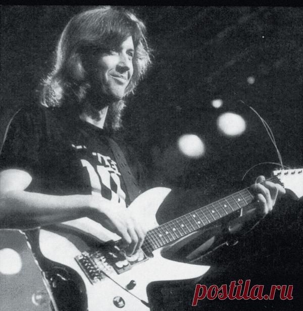 Друзья, эту песню я впервые сыграл на гитаре, еще в далекой молодости 
«Воскресе́ние» — советская и российская рок-группа. Существует с 1979 года с перерывом в 1982—1994 годах. Лидер — Алексей Романов (1979—1982, 1994 — настоящее время), Константин Никольский (1980—1981…