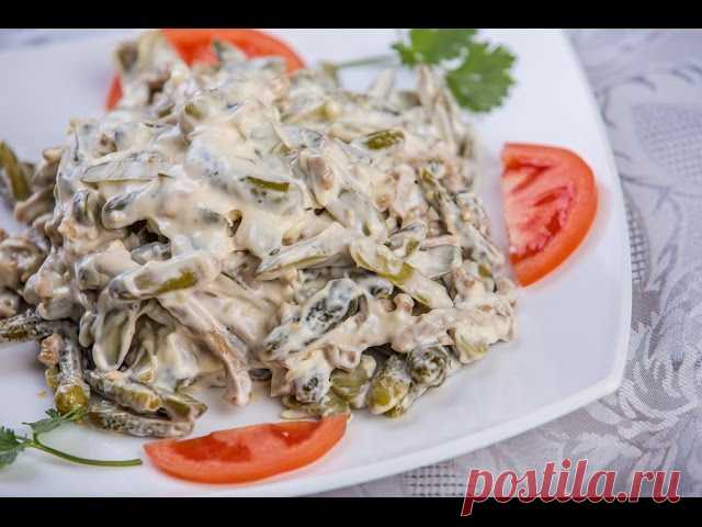 Салат по деревенски с курицей. Салат с курицей и яйцом. Салат с курицей и солеными огурцами. Ингредиенты: 4 яйца, 3 маринованных огурца, сыр 100 гр., курица 300 гр., чеснок 2-3 з.,  1 б. зеленого горошка, майонез.