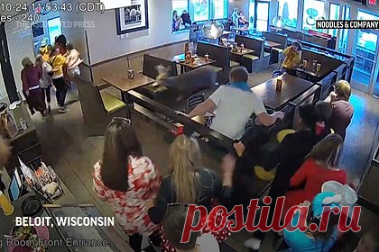Олень ворвался в ресторан через окно и попал на видео. В городе Белуа, штат Висконсин, олень днем ворвался в сетевой ресторан Noodles & Company. Визит животного попал на камеры видеонаблюдения. Олень запрыгнул в обеденный зал через окно на фасаде здания, распугав посетителей своим поведением. После этого он спокойно прошел через кухню и покинул заведение через черный ход,