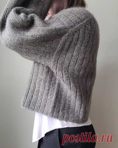 reklame | Tora Cardigan er ein croppa, vid og skamdeilig Cardigan, med vide ermer og dei finaste skulderdetaljane. Den flyg avgarde på pinne 5, og oppskrifta er utgitt hos @AIAknit no! 🩶✨️

Eg var så heldig å få teste oppskrifta med Fivel (400) og Plum (119) frå @Raumagarn. Dette har gitt meg ein varm, tett, mjuk og lett garderobeklassikar som vil vare i mange år - heldigvis 🙏. Tusen takk for at dokk spurte meg AIA 🫶

Oppskrift og garn blei mottatt i gåve til teststrikk...