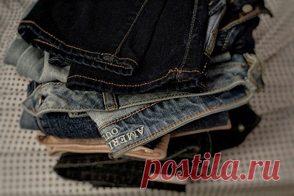 Российский стилист назвал вышедшие из моды джинсы. Российский стилист Михаил Линев перечислил вышедшие из моды джинсы. Среди антитрендовых моделей модный эксперт назвал пары с широкими отворотами. Кроме того, следует отказаться от джинсов с аппликациями или вышивками. Помимо этого, неактуальными станут джисы с большим количеством рваных элементов и потертостей.