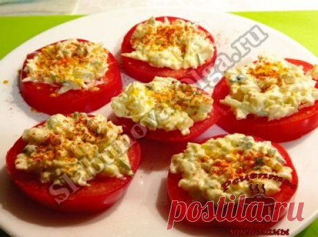 Закуска из помидоров с сыром и огурцами Дорогие читатели! Ну очень вкусно, надо готовить!!! Закуска из помидоров с сыром и огурцами отличный вариант блюда «гости на пороге». Готовится быстро и просто, съедается еще быстрее. ИНГРЕДИЕНТЫ: 2-3 помидора 1 свежий огурец 100 г твердого сыра 2 зубка чеснока черный молотый перец паприка майонез Помидоры с сыром , отличная закуска на праздник ПРИГОТОВЛЕНИЕ: Помидоры …