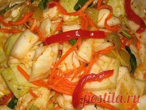 Вкусная маринованная капуста
3 кг капусты порезать квадратами, 1 большой болгарский перец ( красный ) порезать соломкой.
2 большие моркови натереть на корейской терке, 1 пучок петрушки порезать, 2 головки чеснока пропустить через давилку.
Все сложить в большой тазик и залить кипящим рассолом,размешать большой ложкой.
Рассол: 1,5 л воды, 0,5 стакана подсолнечного масла без запаха, 1 стакан сахара, 2 ст.л. соли с верхом, 0,5 пачки специй для моркови по корейски ( лучше острой) , 0,5 ч.л. шафрана