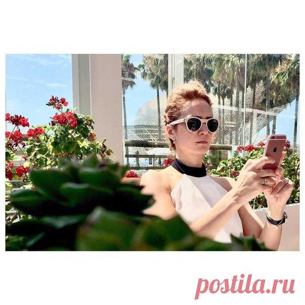 Актриса Виктория Исакова на отдыхе в солнечной Барселоне в женственном образе из летней коллекции H&M. #HMFavourites