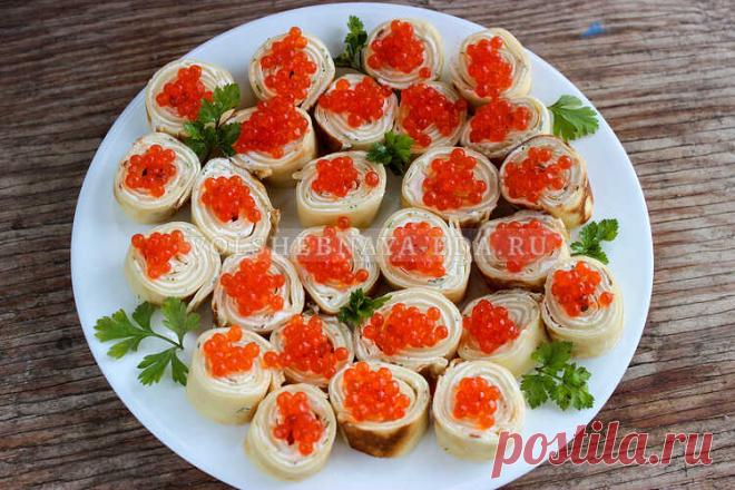 Блины с творожным сыром и икрой Любите блины с икрой? А с творожным сыром и зеленью? Так почему бы не объединить их вместе?