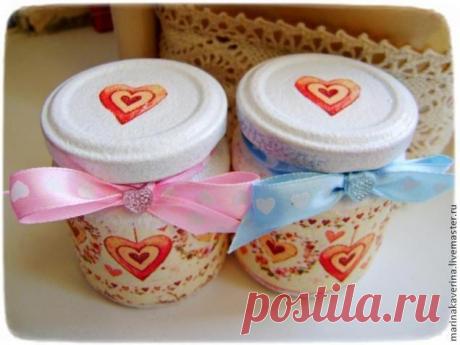 Декупаж баночек от детского питания Итак, для создания баночки нам понадобится: Баночка Салфетка Лак акриловый Клей ПВА Грунт акриловый художественный Спонж, губка или широкая кисть Вместо спонжа можно использовать обычную губку, лак ак...