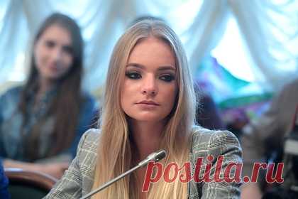 Дочь Пескова отреагировала на спор главы Чечни с Симоньян о кавказцах. Елизавета Пескова, дочь пресс-секретаря президента России Дмитрия Пескова, поддержала главу Чечни, который упрекнул главреда RT Маргариту Симоньян в том, что ее СМИ не проверило факты о национальности напавших на отца с ребенком в Новой Москве. По ее мнению, СМИ нужно внимательнее знакомиться с материалами.