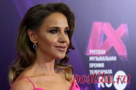 Юлия Ковальчук рассказала о проблемах с внешностью после родов. Российская певица Юлия Ковальчук, в начале июля родившая второго ребенка, рассказала, что после декрета сильно расстроена изменениями во внешности. По ее словам, у нее испортилась фигура, волосы перестали укладываться как раньше. Ковальчук также заявила, что успела соскучиться по работе.