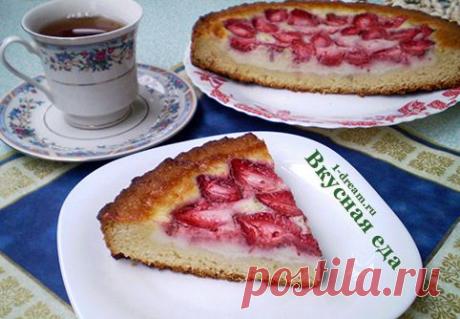 Заливной пирог с клубникой - рецепт простой и быстрый - Вкусная еда