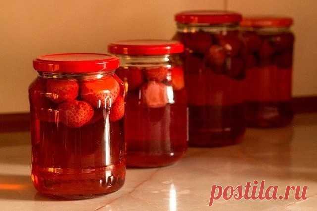 КОМПОТ ИЗ КЛУБНИКИ

Свежую клубнику перебираем, отбирая спелые неповрежденные ягоды, удаляем чашелистики и хорошенько промываем в дуршлаге под проточной водой. За один раз много не накладывайте, чтобы полностью смыть весь песок и мелкий мусор.

Трехлитровые банки простерилизовать. Раскладываем ягоды клубники по банкам, заполняя их на четверть объема. Если ягоды одного размера, можете отсчитывать одинаковое их количество для каждой банки.

На трехлитровую банку нам понадоби...