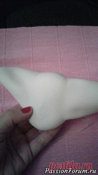 Мастер-класс по шитью головки для текстильной куклы. Часть3 - запись пользователя Ирис (Любовь) в сообществе Мир игрушки в категории Разнообразные игрушки ручной работы А теперь мы будем обтягивать нашу головку лицевым слоем трикотажа. Берем наш второй трикотажный лоскуток. Он должен быть размером примерно 10х10 см.Очень хочется обратить Ваше внимание - что ну никак не получится сделать какую-то определенную куклу