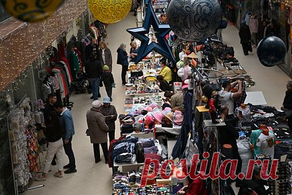 В российском торговом центре подростки устроили стрельбу. В торговом центре (ТЦ) «Гринвич» в Екатеринбурге подростки устроили стрельбу. Это случилось вечером 21 декабря. По словам посетителей, между молодыми людьми возник конфликт, в результате которого один из них достал «перцовый или сигнальный пистолет». Подросток сделал один выстрел, после чего охрана ТЦ изъяла пистолет.