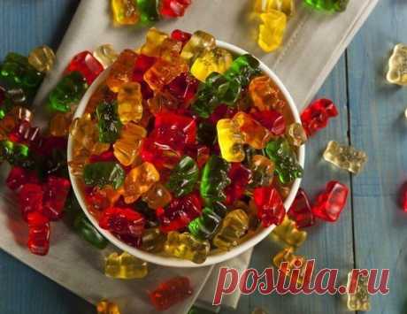 Порадуйте своих детей: натуральные мишки Гамми своими руками 



Вкусно и полезно!









Ингредиенты: 
1,5 стакана любимого фруктового или овощного сока4 ст. л. желатина2–4 ст. л. меда1/2 ч. л. ванильного экстракта
Приготовление: 
Сок выливаем в небольшую ка…