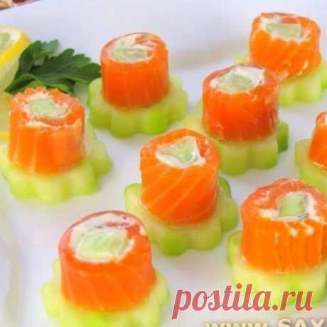 #КулинарныйБлог_Закуска
🍴Рулетики из форели с огурцами  и сливочным сыром✨
🔸Ингредиенты:
200 г слабосоленой форели или семги
2 средних огурца
сливочный сыр (Филадельфия, Маскарпоне) или густая сметана