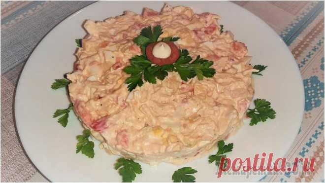 Салат с куриным филе, помидорами и сыром