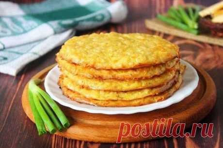 20 быстрых и вкусных сырных лепешек - БУДЕТ ВКУСНО! - медиаплатформа МирТесен Сырные лепешки можно назвать универсальным угощением на все случаи жизни. Их подают к супу, чаю, вместо хлеба и в качестве отдельной закуски. Но самое главное — готовятся они из обычных продуктов. Собрали для тебя 20 замечательных рецептов! 1. Классический рецепт сырных лепешек Не перегревай кефир,