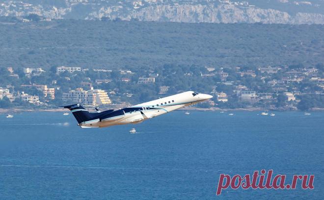 Авиакомпания отвергла связь второго Embraer с Пригожиным. Второй самолет Embraer-135 — с номером RA-02748 — был в небе в момент катастрофы борта Пригожина в Тверской области, его связывали с бизнесменом. Авиакомпания заявила, что ни борт, ни пассажиры не связаны с ЧВК