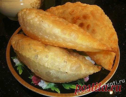 ЧЕБУРЕКИ водочные. Самые ВКУСНЫЕ чебуреки!!
Чебуреки ПОЛУЧАЮТСЯ с ХРУСТЯЩЕЙ корочкой Благодаря водке в тесте и мягкие внутри. ОЧЕНЬ Вкусно!
Ингредиенты:
-Мука (стак.=250мл) — 4 стак.
-Вода — 320 мл или 1,3 стакана 
-Водка (обязательно) — 2 ст. л.
-Яйцо — 1 шт
-Масло растительное (для теста) — 2 ст. л.
-Соль — 0.5 ч. л.
-Фарш (для начинки, я беру готовый свиной) — 700-900 г
-Лук репчатый (для начинки) — 2 шт
-Перец черный (молотый, для начинки)
Приготовление:
Вскипятите воду, добавив туда соль