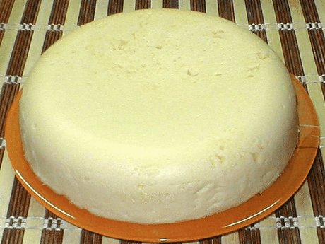 Сулугуни домашнего приготовления ! Самый вкусный сыр, теперь готовлю его сама 
Ингредиенты: 
1 л. молока200 мл. сметаны 
3 яйца 
1 ст. л. соли 
Приготовление: 
Молоко закипятить и добавить соль. 
Сметану смешать с яйцами. 
Выливаем сметанную смесь в молоко и аккуратно не спеша перемешиваем. 
Кипятим в течение 3-4 минут. 
Выливаем на сито и ставим гнет. 
Приятного аппетита!
