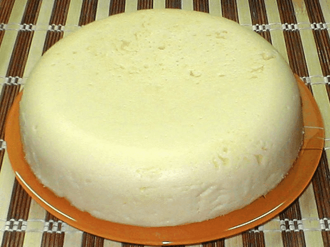 Сулугуни домашнего приготовления ! Самый вкусный сыр, теперь готовлю его сама 
Ингредиенты: 
1 л. молока200 мл. сметаны 
3 яйца 
1 ст. л. соли 
Приготовление: 
Молоко закипятить и добавить соль. 
Сметану смешать с яйцами. 
Выливаем сметанную смесь в молоко и аккуратно не спеша перемешиваем. 
Кипятим в течение 3-4 минут. 
Выливаем на сито и ставим гнет. 
Приятного аппетита!