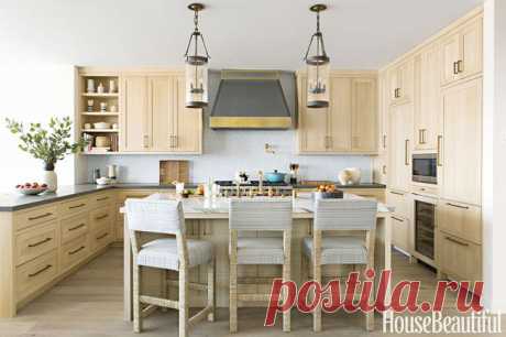 Мягкие тона и вид на океан: стильный дом в Калифорнии Океан в этом доме в Калифорнии виден не только из окна, его энергетика прослеживается и в интерьере. Пастельные бежевые тона — как песок, синий и серый — как вода и галька, яркие акценты — как буйки и…