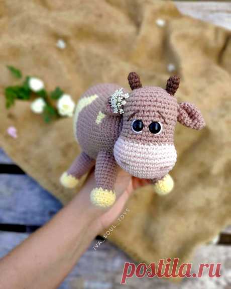 PDF Бычок Бени крючком. FREE crochet pattern; Аmigurumi toy patterns. Амигуруми схемы и описания на русском. Вязаные игрушки и поделки своими руками #amimore - корова, коровка, телёнок, бык, бычок из обычной пряжи.