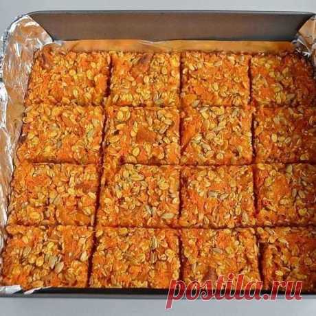 Морковные квадратики с курагой, семечками и овсяными хлопьями