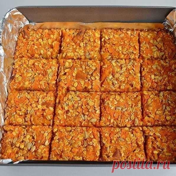 Морковные квадратики с курагой, семечками и овсяными хлопьями