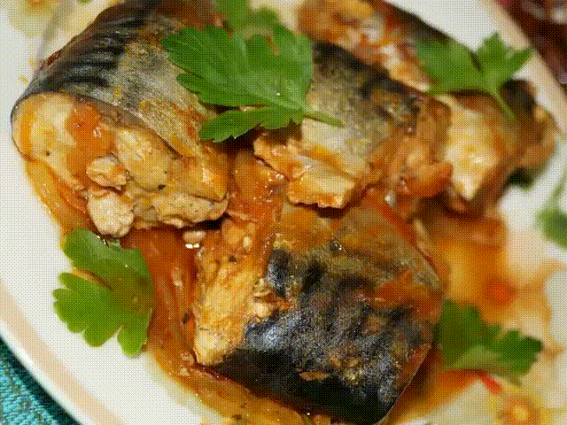 Рецепт скумбрии, тушеной с морковью и луком.
Скумбрия - очень пикантная рыбка, из которой можно приготовить очень много вкусных блюд. Хочу предложить Вам рецепт скумбрии, тушеной с луком и морковью. Получается лёгкое и вкусное блюдо. На гарнир советую отварной рис.