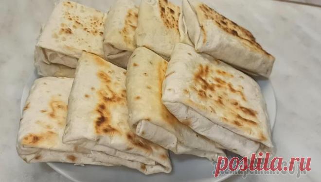 Быстрый завтрак или перекус . Конвертики из лаваша с творогом и сыром Всем привет! Предлагаю приготовить вкусный, быстрый завтрак из лаваша. Лаваш с начинкой из творога и сыра- это очень простой и полезный рецепт завтрака или перекуса,которому будет рада вся семья! А ег...