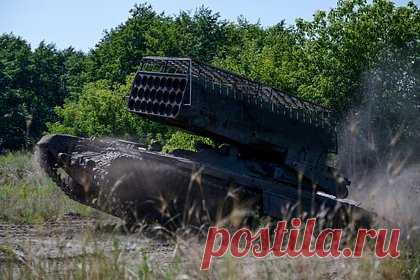 Минобороны России сообщило о поражении «Солнцепеками» трех опорных пунктов ВСУ. Расчеты тяжелых огнеметных систем ТОС-1А «Солнцепек» поразили на краснолиманском направлении три опорных пункта ВСУ, сообщил глава пресс-центра группировки «Центр» Александр Савчук. Он добавил, что всего здесь российские военные накрыли огнем около 180 целей противника, среди которых два пункта скопления техники.