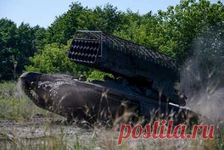 Минобороны России сообщило о поражении «Солнцепеками» трех опорных пунктов ВСУ. Расчеты тяжелых огнеметных систем ТОС-1А «Солнцепек» поразили на краснолиманском направлении три опорных пункта ВСУ, сообщил глава пресс-центра группировки «Центр» Александр Савчук. Он добавил, что всего здесь российские военные накрыли огнем около 180 целей противника, среди которых два пункта скопления техники.